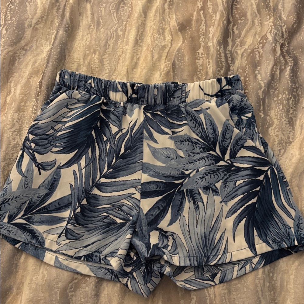 Tyche Blue and White Leaf Print Women's Shorts